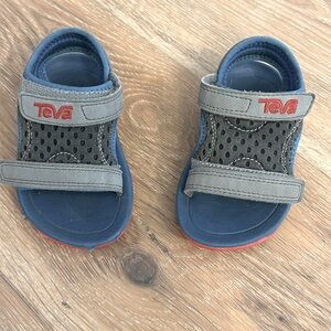 Cute Tevas in excellent condition